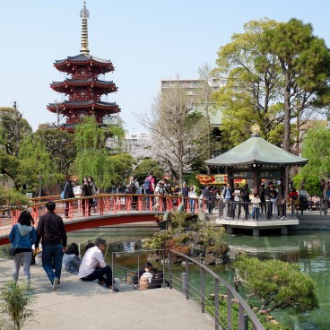 Temple Kawasaki Daishi pendant le Kanamara Matsuri en avril
