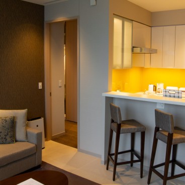 Salon et cuisine de l'appartement Une chambre Deluxe Oakwood Premier Tokyo