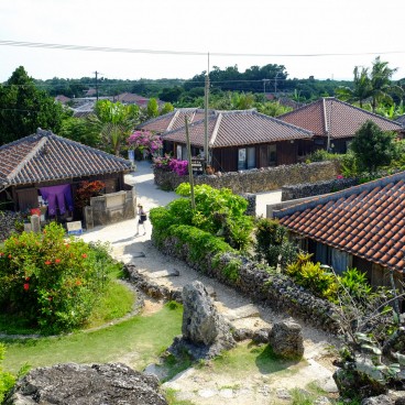 Village préservé de Taketomi vu depuis le café HaaYa Nagomi