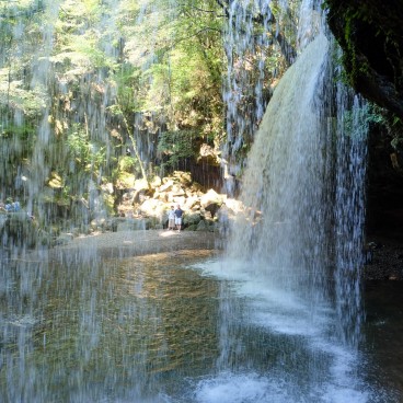 Cascade de Nabegataki (Kumamoto), Vue depuis l'arrière de la chute