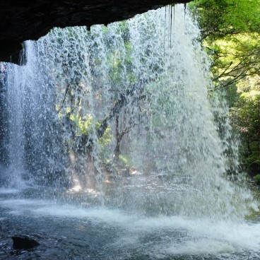 Cascade de Nabegataki (Kumamoto), Vue depuis l'arrière de la chute 2
