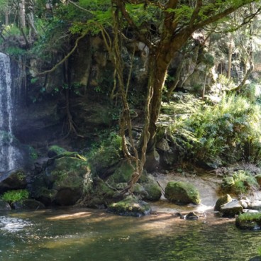 Vue panoramique de la Cascade de Nabegataki (Kumamoto) et de son environnement