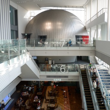 Vue sur le café du musée Miraikan
