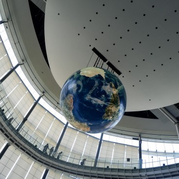 Geo-Cosmos, globe terrestre symbole du musée Miraikan