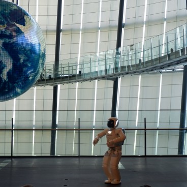 Globe Geo-Cosmos et robot Asimo au musée Miraikan