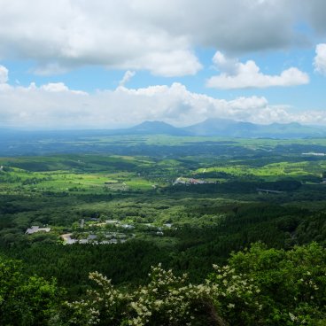 Kokonoe (Oita), point de vue sur la route Yamanami qui dessert le marais de Tadewara