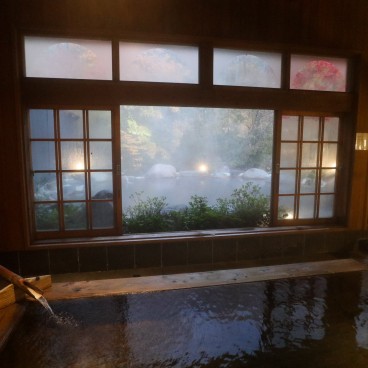 Bain intérieur et extérieur au ryokan Miyama Sanso à Kurokawa Onsen (Kumamoto)