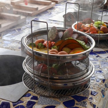 Beppu (Oita), cuisine à la vapeur des Onsen dans un restaurant Jigoku-mushi