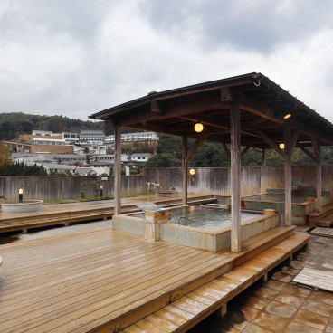 Bains extérieurs sur le toit du ryokan Oniyama à Beppu (Oita)