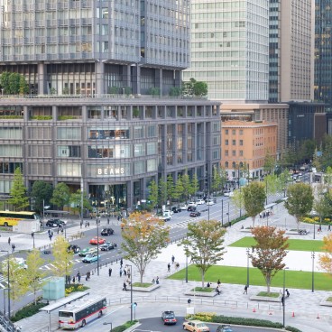 Vue sur Shin-Marunouchi Building depuis le centre commercial Kitte