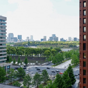 Vue en direction des jardins impériaux de Tokyo depuis Marunouchi House 2