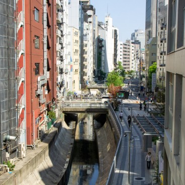 Berges aménagées de la rivière Shibuya