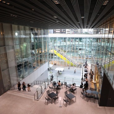 Entrée du Shibuya Stream avec terrasses