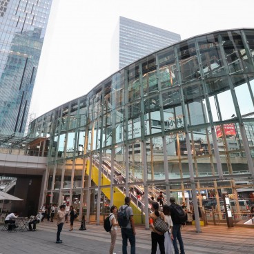 Entrée du Shibuya Stream avec terrasses 2