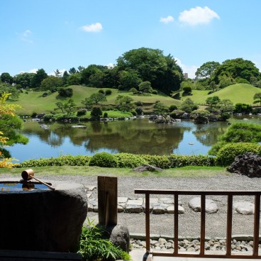 Vue sur le jardin Suizen-ji Joju-en depuis la maison de thé