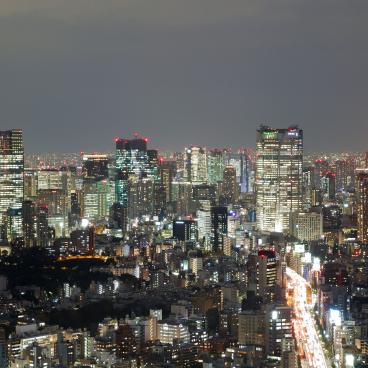 Panorama nocturne sur Roppongi et Tokyo Tower depuis l'observatoire Shibuya Sky (Scramble)