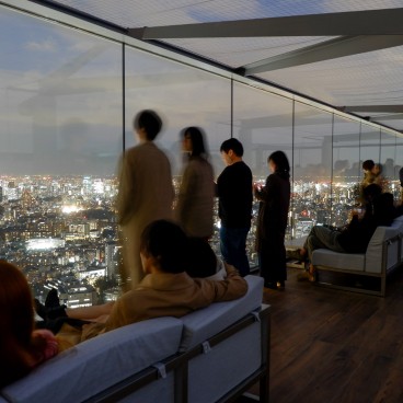 Canapés en plein air de l'observatoire Shibuya Sky (Scramble)