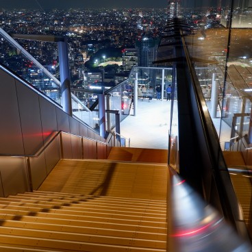 Escalier en plein air de l'observatoire Shibuya Sky (Scramble)