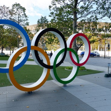 Anneaux olympiques devant le nouveau stade olympique national de Tokyo (Kasumigaoka - Shinjuku)