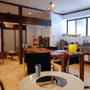 Salon et cuisine, hébergement en maison Enishi à Kakunodate
