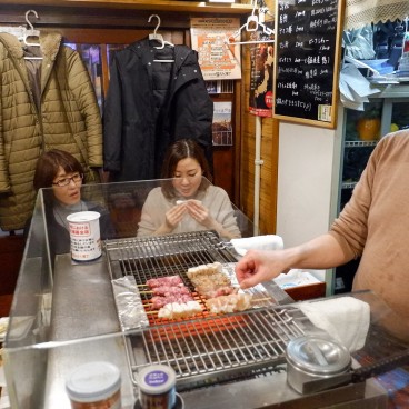 Hachinohe (Aomori), bar à brochettes Yakitori dans le quartier nocturne Yokocho de la ville