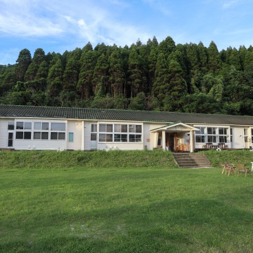 Parties communes dans une ancienne école au Nordisk Village des îles Goto