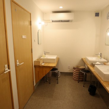 Salle de douches dans le bâtiment principal au Nordisk Village des îles Goto