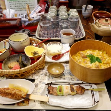 Akita Hinai-Ya (Odate), restaurant de spécialités d'Akita : brochette Kiritanpo, Oyakodon au poulet Hinai dans bento Magewappa