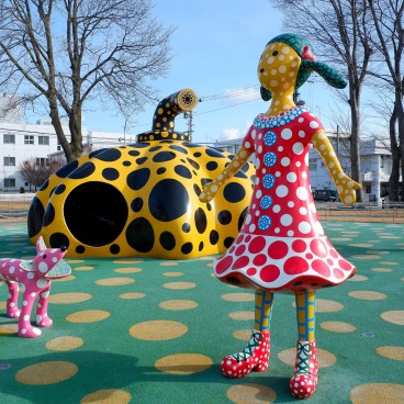 Musée d’art contemporain de Towada, installation Love Forever, Singing in Towada de Yayoi Kusama