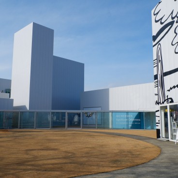 Musée d’art contemporain de Towada, œuvres Ochrea de Paul Morrison et Flower Horse de Choi Jeonghwa