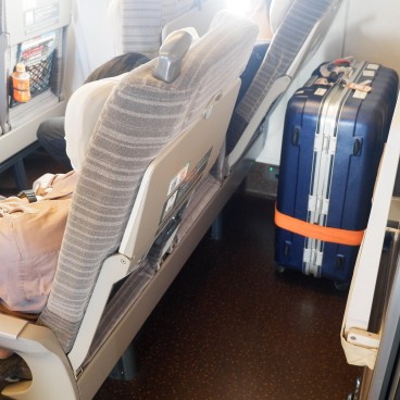 Espace à valises derrière la dernière rangée dans le Shinkansen Hayabusa Tohoku