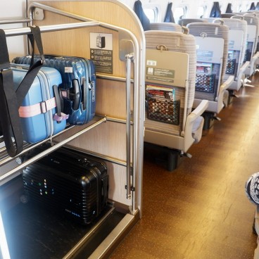 Compartiment à gros bagages dans le Shinkansen Hayabusa Tohoku