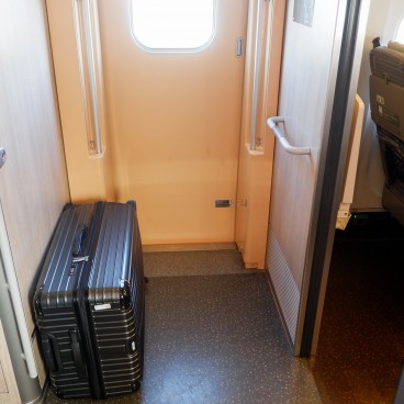 Valise posée à l'entrée dans le Shinkansen Hayabusa Tohoku