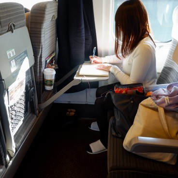 Espace devant entre les sièges dans le Shinkansen Hayabusa Tohoku