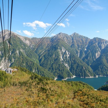 Vue vers Kurobedaira depuis le téléphérique de Tateyama sur la Route Alpine