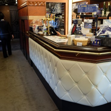 Bar dans la voiture du milieu du train Blue Symphony (Kintetsu)