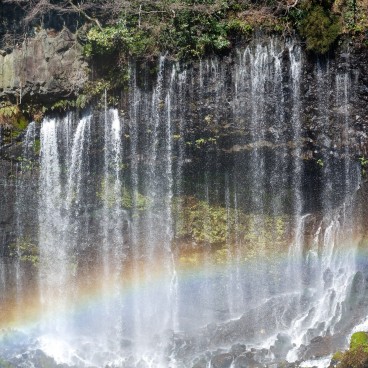 Chutes d'eau de Shiraito, paysage au pied des cascades avec arc-en-ciel 3