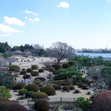Vue sur le jardin Kairaku-en depuis la maison Kobuntei (Mito)