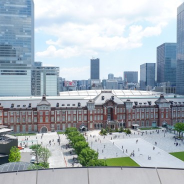 Marunouchi (Tokyo), gare de Tokyo en briques rouges et gratte-ciels en verre
