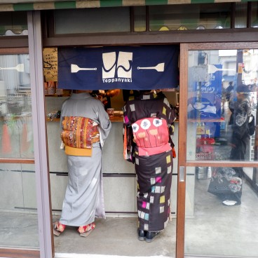 Japonaises en kimono dans un restaurant à Ochiai (Tokyo)