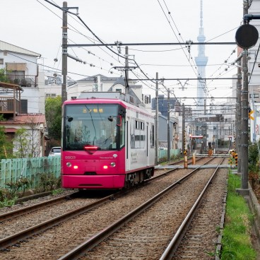 Vue de la station Arakawa Nichome sur la ligne du Tokyo Sakura Tram (Toden Arakawa) 