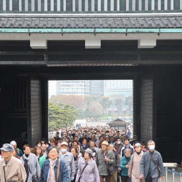 Inui-dori, Sortie de la visite par la porte Inui-mon