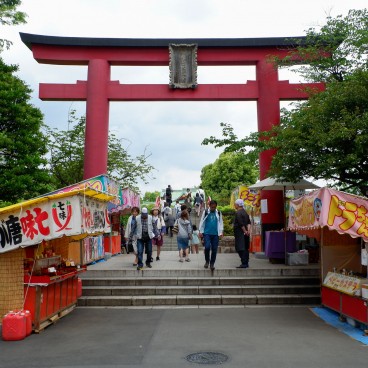 Stands de nourriture à l'entrée du sanctuaire Kameido Tenjin à Tokyo