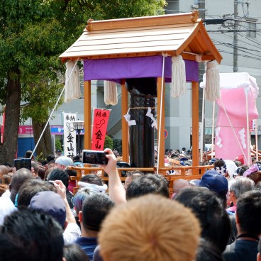 Kanamara Matsuri, Fune-mikoshi en procession