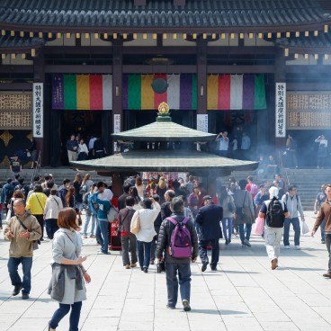 Kanamara Matsuri, Esplanade du temple Kawasaki Daishi