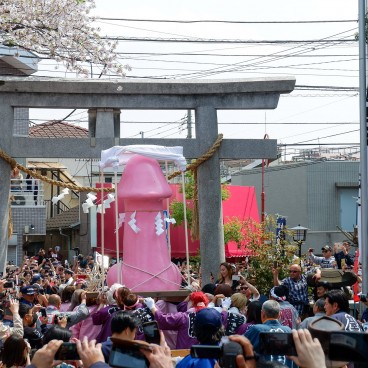 Kanamara Matsuri, Elizabeth-mikoshi en procession