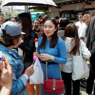Kanamara Matsuri, Visiteurs s'amusant des spécialités locales