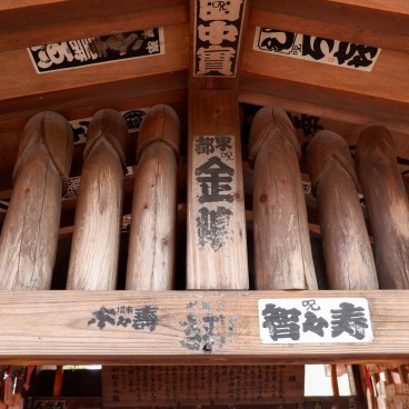 Kanamara Matsuri, Décorations en forme de phallus de l'ema-den