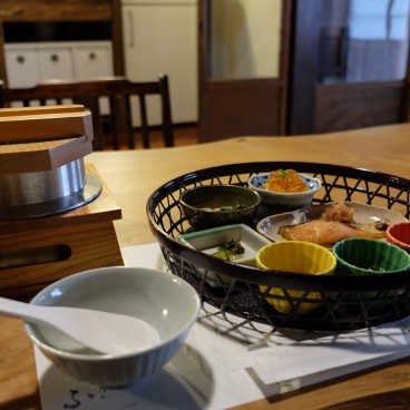 Petit déjeuner japonais au logement Karigane (Kyoto)