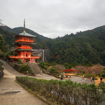 Pagode du Seiganto-ji et chutes d'eau Nachi no Taki, sites sacrés sur la Kumano Kodo à Nachikatsuura (Wakayama)